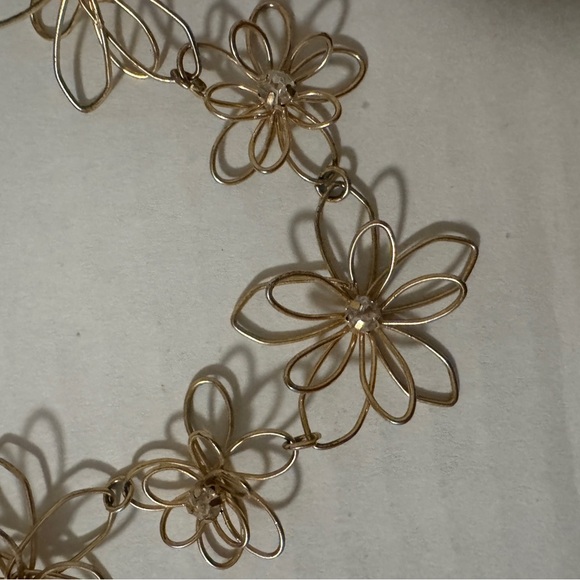 Jewelry - Elegant Gold Floral Necklace